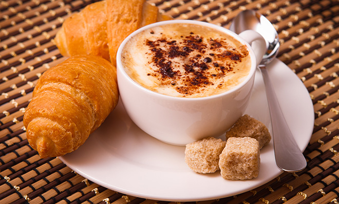 Kaffekopp og croissant