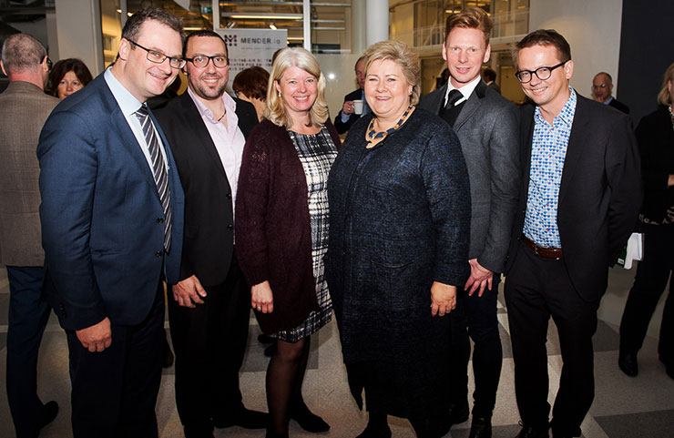 The picture shows representatives from the project group behind the establishment of the School of Health Innovation with Erna Solberg. 