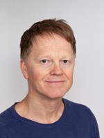 Bildet kan inneholde: smil, nakke, erme, gest, øre.