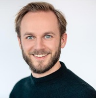 Bildet kan inneholde: person, smil, hake, kinn, øyenbryn.