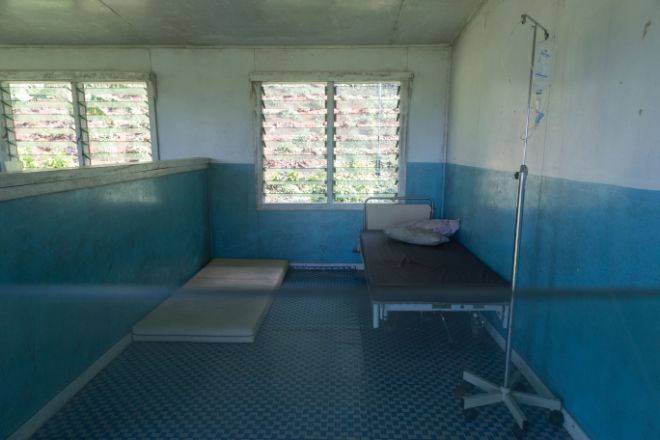 Bart sykehusrom, en enkel seng i det ene hjørnet og en madrass på gulvet. 