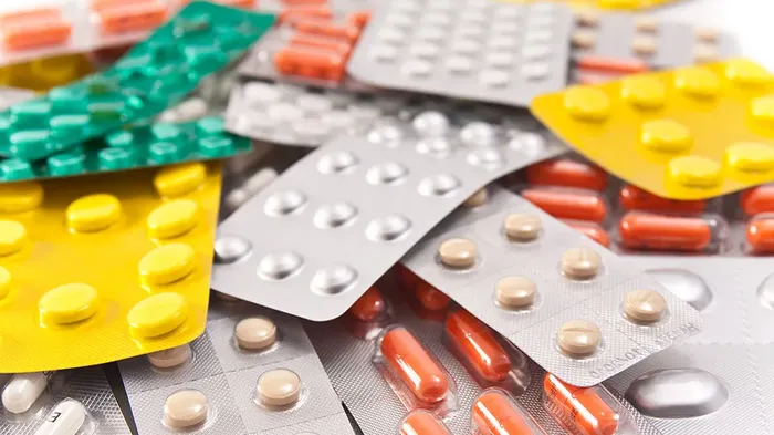 Fargerike brett med piller og kapsler med antibiotika