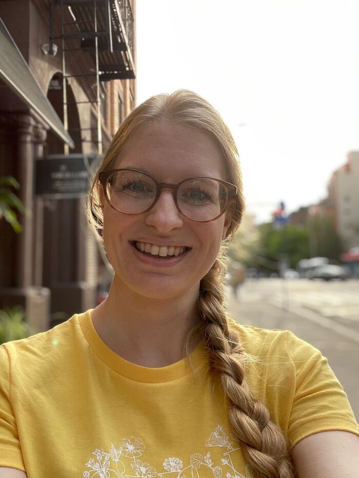 Silje Havrevold Henni tar en selfie fremfor en klassisk New York bygård med branntrapp