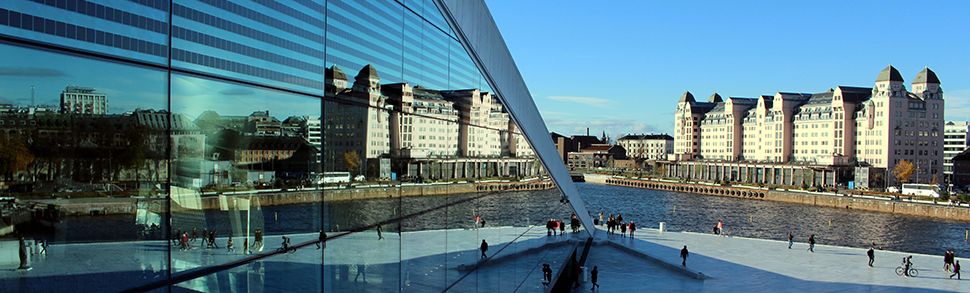 Operataket i Oslo, byen speiler seg i refleksjonen fra operabygget. På høgre side av bilde er det lagt inn informasjon om EUHEA-konferansen: dato, tid og tema.