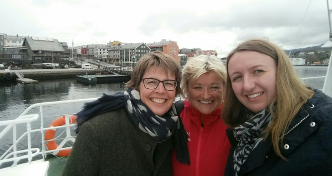 Mette, Elfrid og Linda på sundbåden i Kristiansund