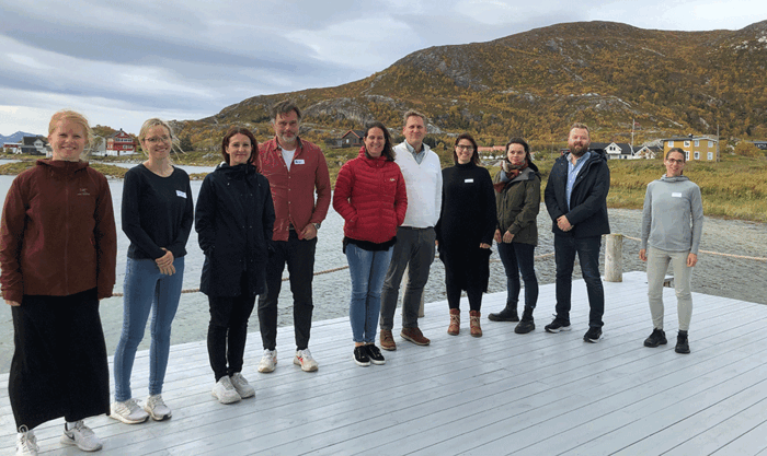 Bildet kan inneholde: fottøy, jeans, bukse, himmel, sky.