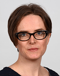 Bildet kan inneholde: briller, kinn, synsomsorg, smil, kjeve.