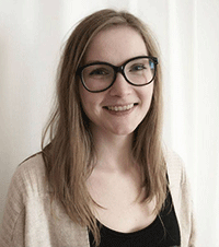 Bildet kan inneholde: briller, klær, briller, ansikt, smil.