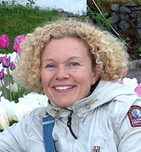 Bildet kan inneholde: person, nese, smil, hvit, lykkelig.