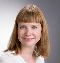 Bildet kan inneholde: smil, kjeve, øyenvippe, vinger, lagdelt hår.