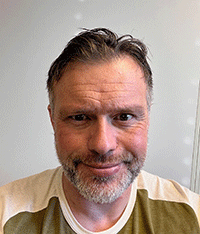 Bildet kan inneholde: person, panne, nese, skjorte, smil.