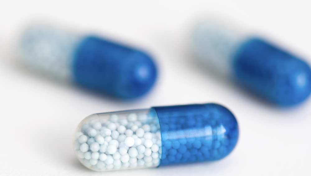Blå og gjennomsiktig pillekapsel