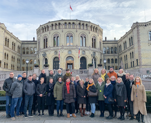 Bilde av studiegruppen utenfor Stortinget