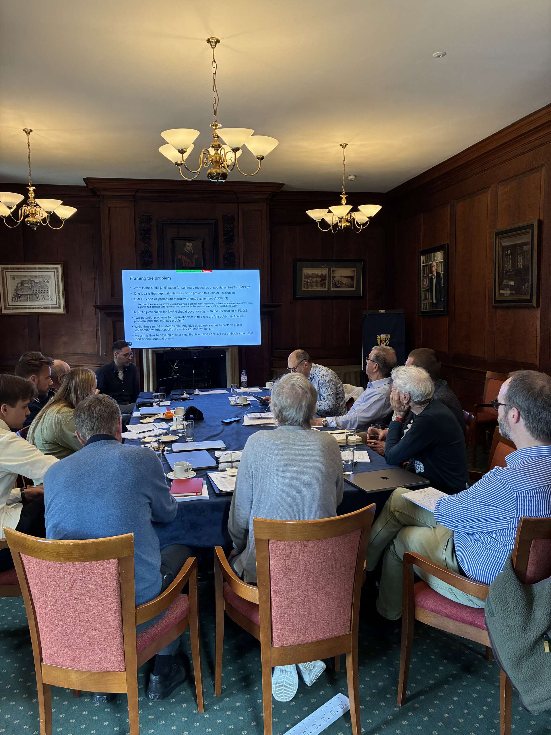 seminar-deltakere rundt et bord.