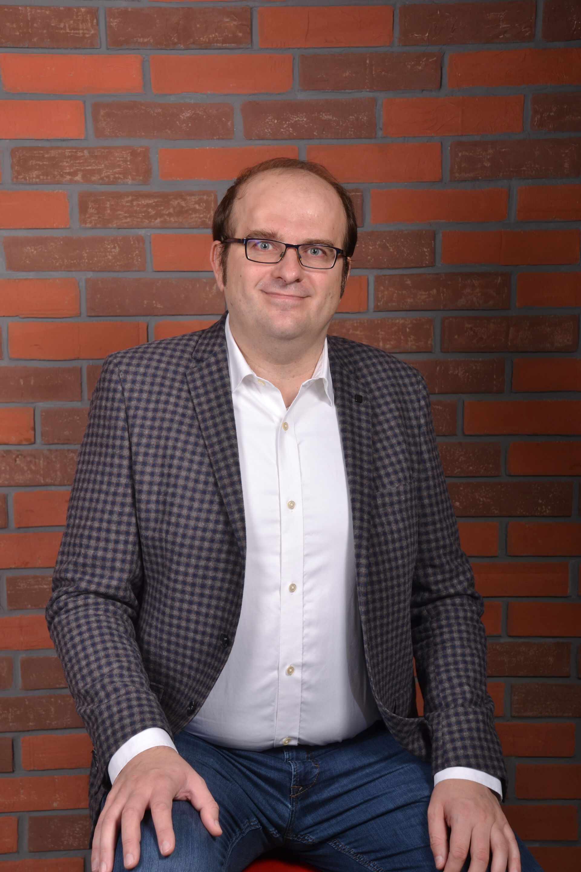 Profilbilde Maksym Obrizan; mann, briller