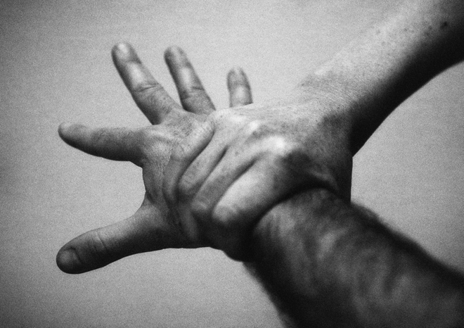 Hånd som holder arm fanget
