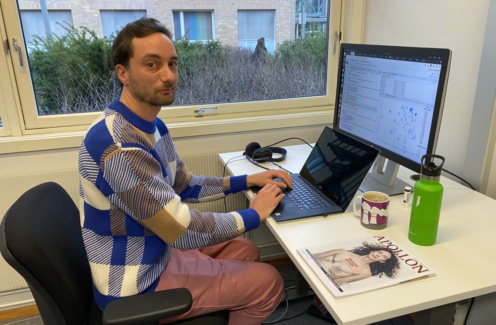 Harry Thorpe sitter ved PC-en på kontoret sitt.