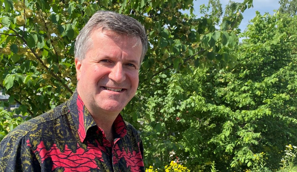 Professor Per Ole Iversen er fotografert ute i det grønne.