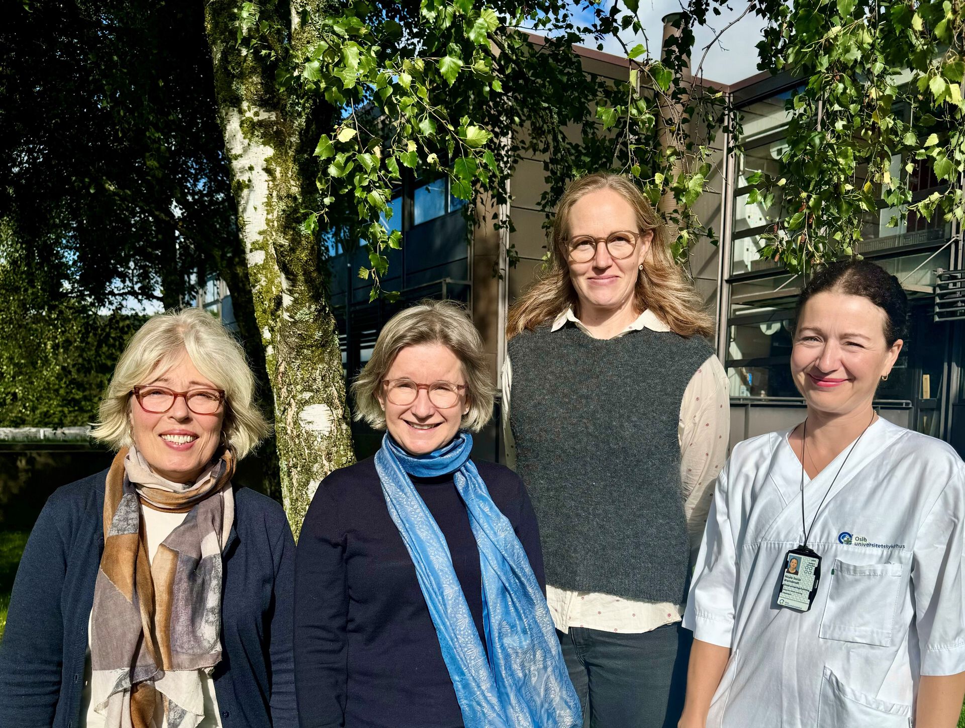 Bildet kan inneholde: smil, briller, tre, fritid, rekreasjon.