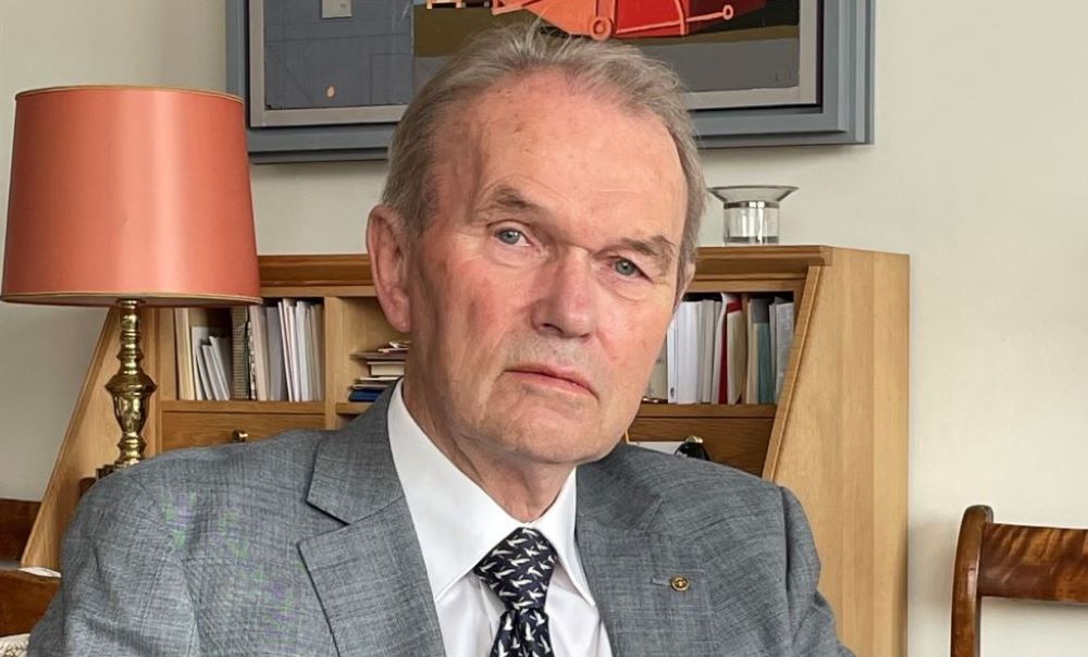 Professor emeritus Leiv Ose i et hjemlig miljø.