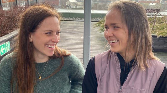 Ernæringsforsker Karianne Svendsen og klinisk ernæringsfysiolog Madeleine Elisabeth Angelsen smiler til hverandre. 
