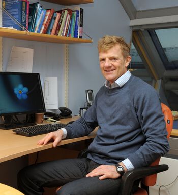 møbler ,elektronisk enhet ,interiørdesign ,smil ,sitter.
