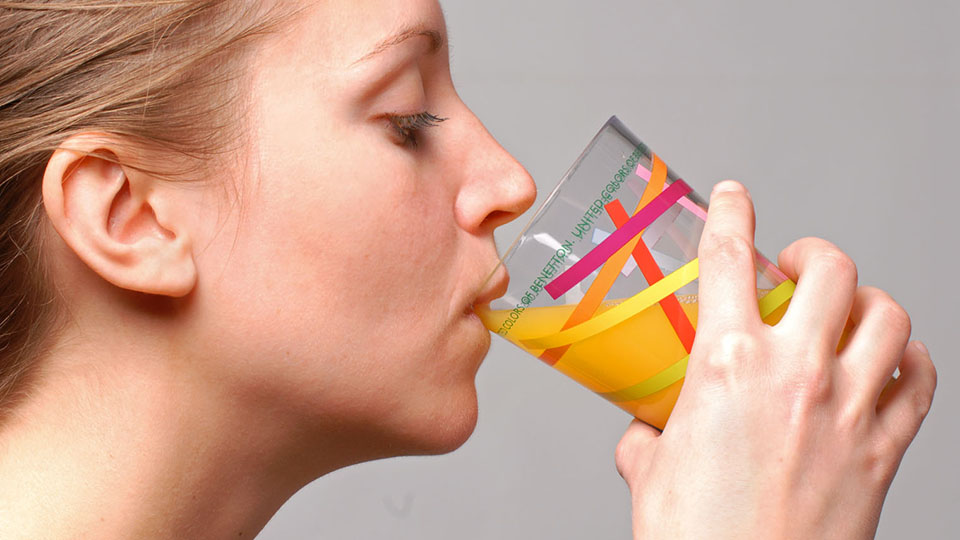 Kvinne drikker juice