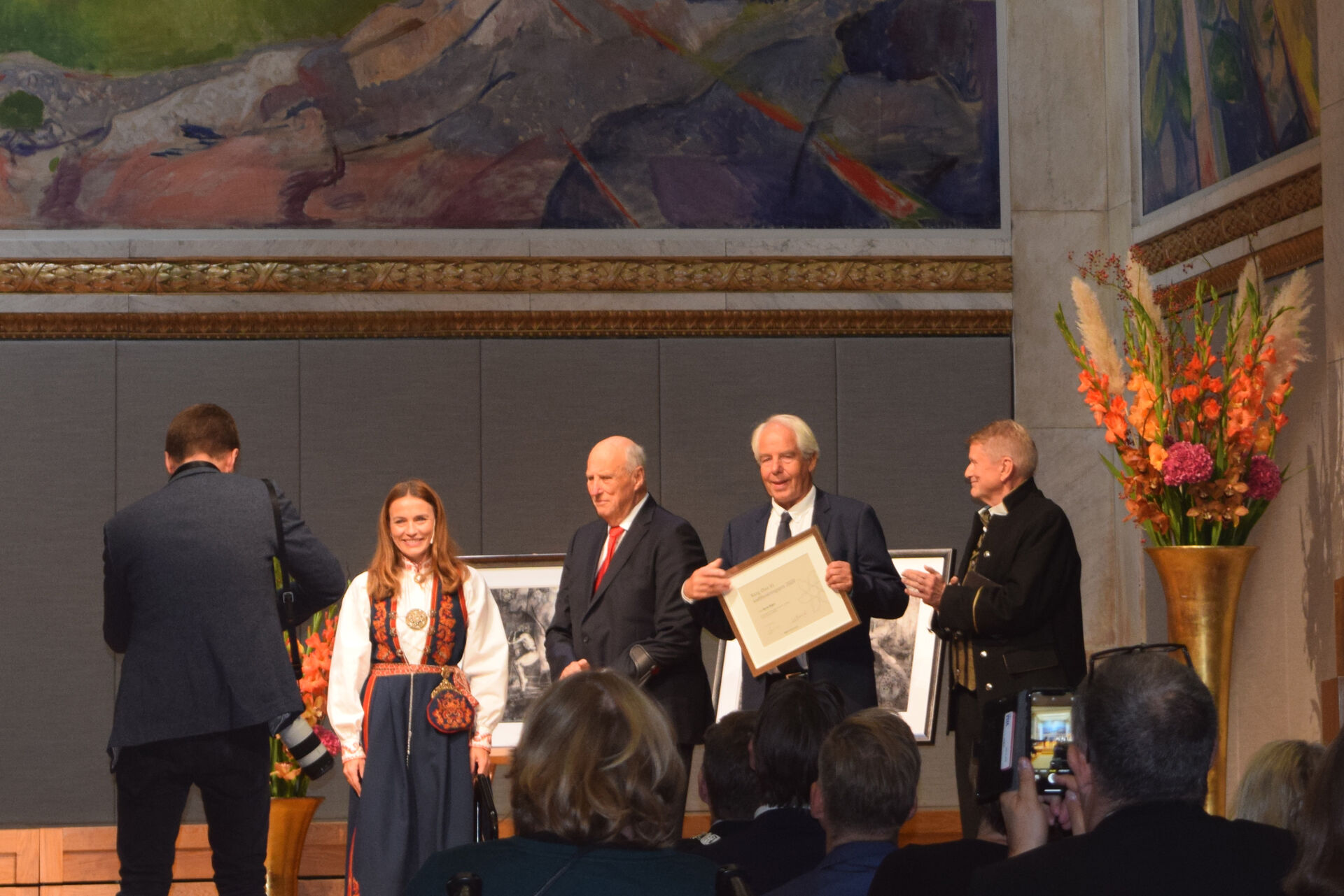 Image of Bjarne Bogen with HM King Harald and two more people  after receiving the prize. 