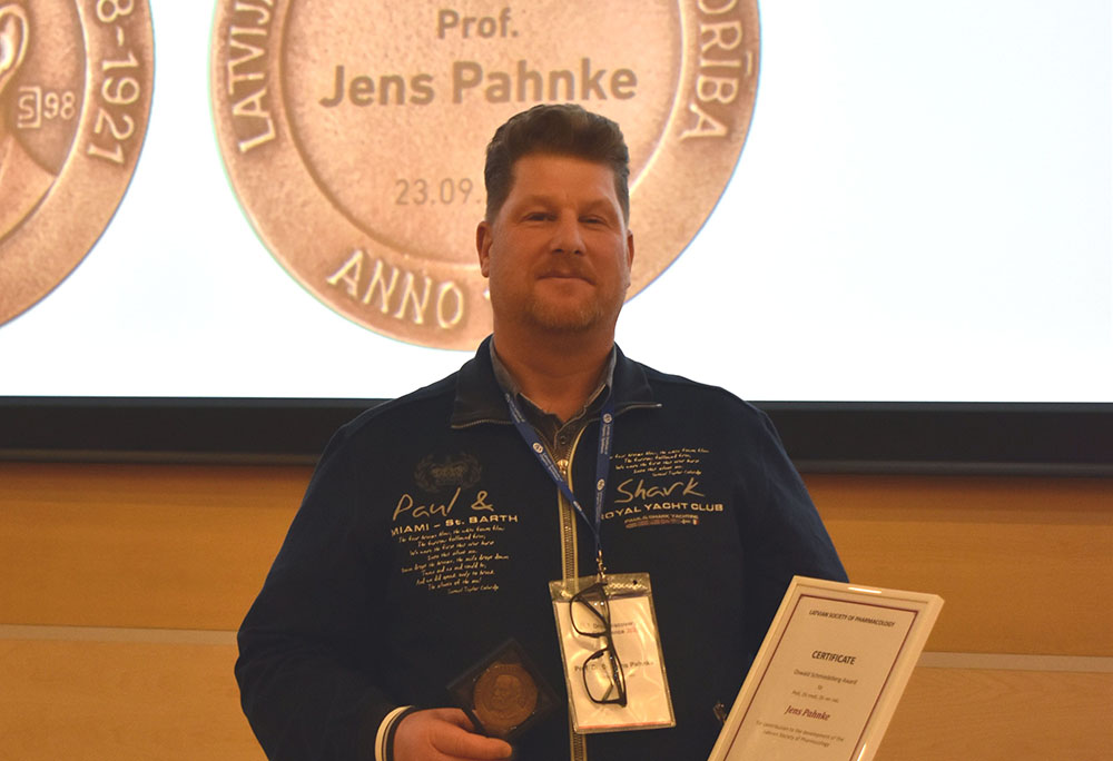 Image of Jens Pahnke with the prize