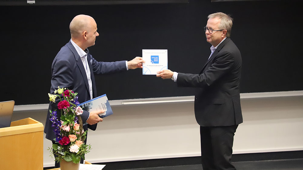Image where Head of Centre Torbjørn Omland receives a gift from Sveinung Hole at Stiftelsen Kristian Gerhard Jebsen
