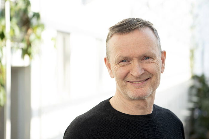 Bildet kan inneholde: person, smil, hake, øyenbryn, lykke.