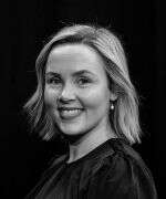 Bildet kan inneholde: person, smil, hår, hode, øyenbryn.