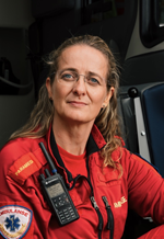 Bildet kan inneholde: smil, uniform, jobb, utrykningskjøretøy.