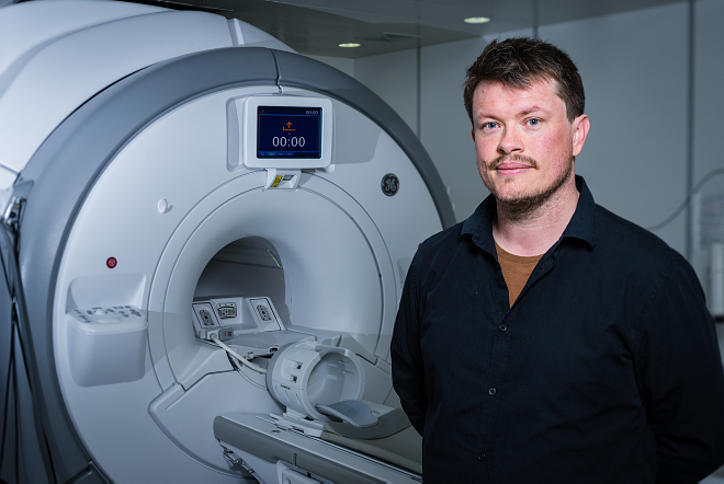 Lars Tjelta Westlye foran en MRI-maskin