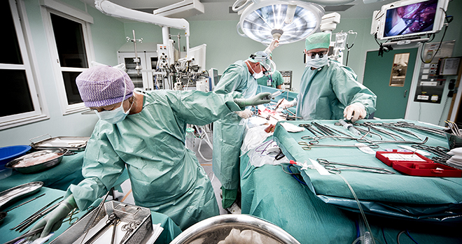 Et medisinsk team gjør klart til levertransplantasjon. Foto: Ram Gupta.
