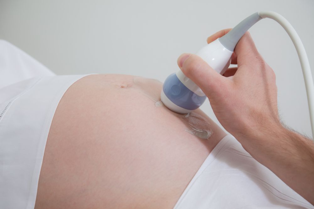 Bilde av en gravid kvinne som det blir gjort ultralydundersøkelse på. 