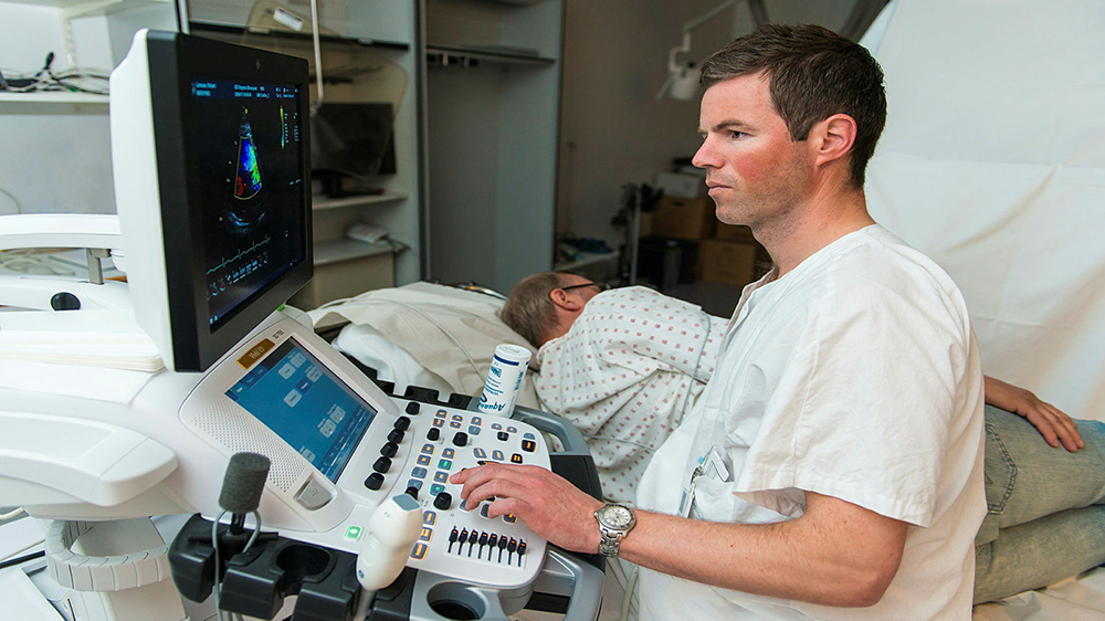 Lege Klaus Murbræch gjør ultralydundersøkelse av en hjertepasient på Kardlab, Rikshospitalet.
