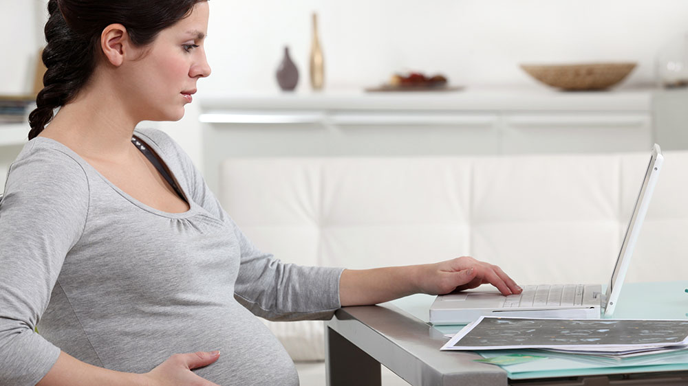 Bilde av gravid kvinne med laptop