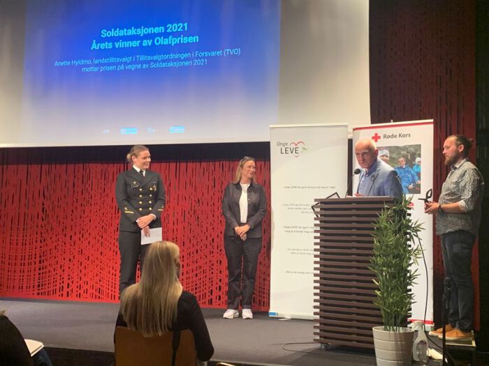 Bildet kan inneholde: bukse, anlegg, frakk, blomsterpotte, husplante.