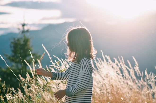 Bildet kan inneholde: mennesker i naturen, sollys, sommer, bakgrunnsbelysning, gressfamilien.