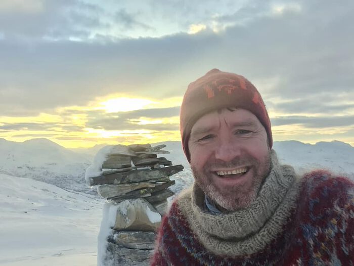 Bildet kan inneholde: smil, sky, himmel, fjell, høyland.
