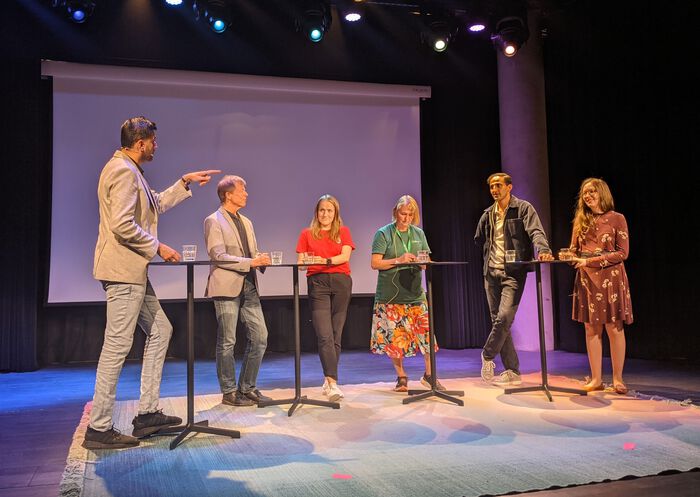 Bildet kan inneholde: scenekunst, stol, underholdning, begivenhet, sceneutstyr.