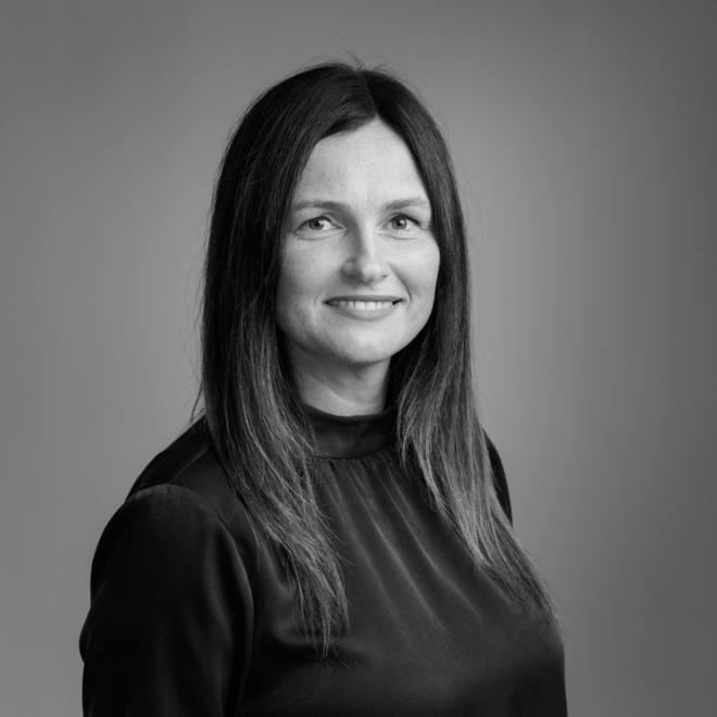 Bildet kan inneholde: smil, øyenbryn, flash fotografering, erme, iris.