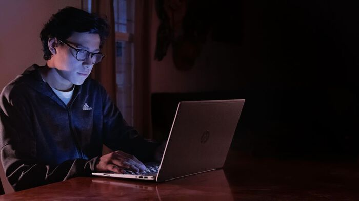 Bildet kan inneholde: briller, datamaskin, personlig datamaskin, laptop, netbook.
