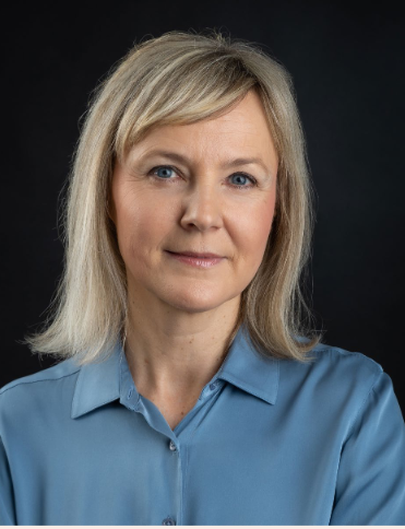 Kvinne med lyst hår og blå øyne. Foto