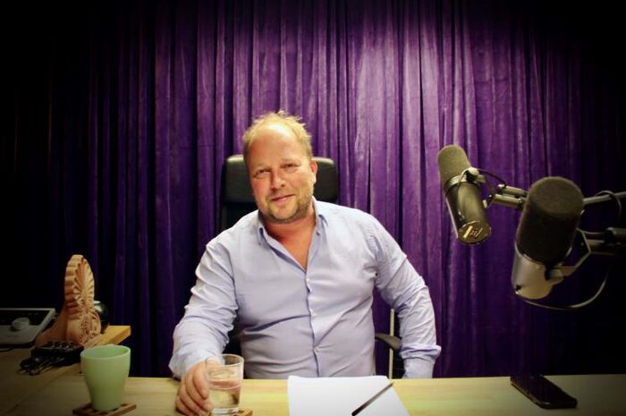 Bildet kan inneholde: mikrofon, lilla, servise, gardin, teatergardin.