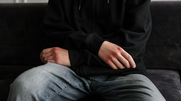 Bildet kan inneholde: erme, hette, hettegenser, mote, tekstil.