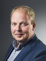 Bildet kan inneholde: person, klær, hår, smil, erme.