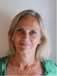 Bildet kan inneholde: person, nese, kinn, smil, øyevipper.