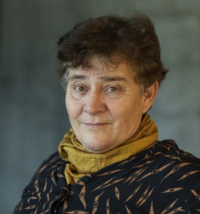 Bildet kan inneholde: person, hake, kinn, øyenbryn, lepper.